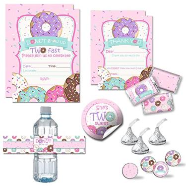 Imagem de O pacote Deluxe Donut Grow Up Girl para festa de aniversário inclui 20 convites e cartões de agradecimento com envelopes + 2 tamanhos diferentes de adesivos, mini embalagens para barra de doces e etiquetas para garrafas de água!