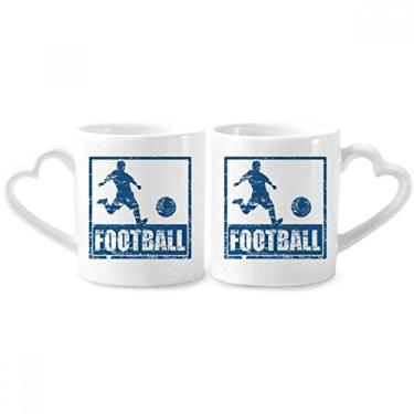Imagem de Conjunto de canecas de porcelana para casal jogador de futebol azul chutar futebol conjunto de canecas de cerâmica para amantes de coração