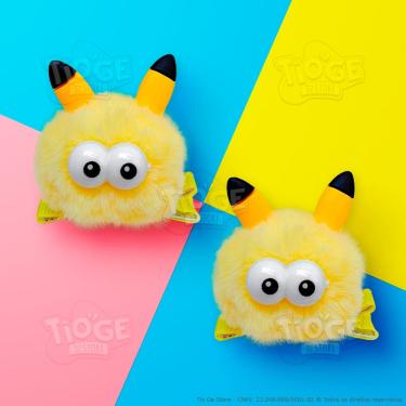 Imagem de Kit 2 Monstrinhos Bolinha de Pelúcia Pequeno Presilha Cabelo Maluco Bichinho Olhos Grande Fofo Engraçado Pikachu Amarelo