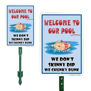 Imagem de SmartSign Placa de quintal "Welcome To Our Pool, We Don't Skinny Dip We Chunky Dunk" com estaca de 45,7 cm, alumínio laminado à prova de ferrugem de 40 mm, multicolorido, conjunto de 1