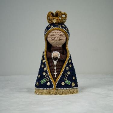 Imagem de Santinha nossa senhora aparecida de croche com manto azul - Mundo Azul
