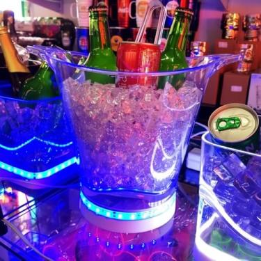 Imagem de Balde de Gelo Luminoso com Caixa de Som Bluetooth, Acrílico, LED RGB, Base Iluminada, Alimentação Elétrica, 25x20x14 cm