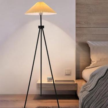 Imagem de Luminária de chão com cúpula plissada bege, modelo tripé moderno, em ferro inoxidável, ideal para leitura no sofá. Perfeita para decoração de interiores, ideal para quarto e sala de estar.