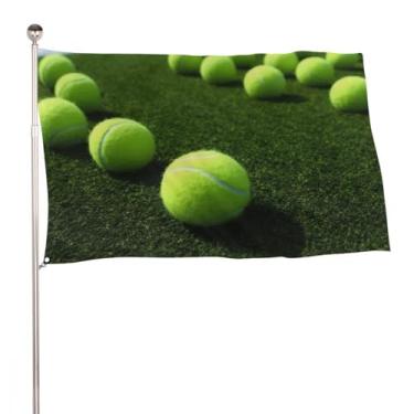 Imagem de Bolas de tênis na quadra de grama de tênis bandeira de jardim impermeável bandeira de quintal cores vivas bandeiras de casa 61 x 89 cm bandeira de primavera decoração externa