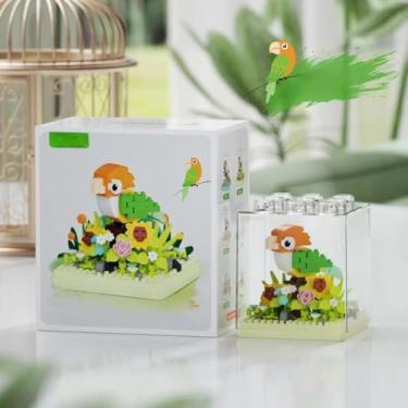 Imagem de Estatueta de pássaro encantadora em poleiro floral (papagaio verde-laranja tropical) - Ornamento de papagaio em miniatura colecionável