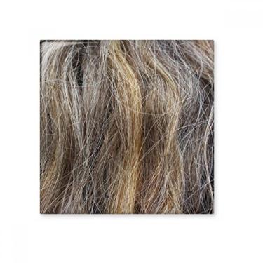 Imagem de Pedra adorna de tijolo vitrificado com cabelo longo e bonito marrom encaracolado