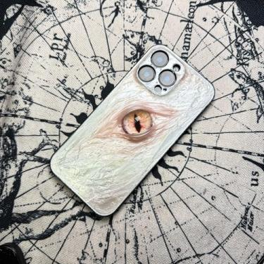 Imagem de Unitvbba Capa de telefone gótica 3D feita à mão com olho de monstro – Ajuste personalizado para todos os modelos de telefone – Exclusivo para fãs de terror, cosplay, amantes da estética escura (rosa +