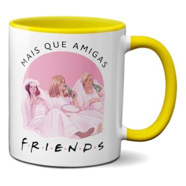 Imagem de Caneca Mais Que Amigas Friends Vestidas De Noiva No Sofá (Amarela)
