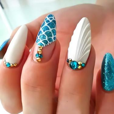 Imagem de Rilafuvu Unhas postiças médias de amêndoa, cola com glitter azul, unhas de sereia, pingentes de acrílico, 24 peças, unhas postiças artificiais (unhas de amêndoa em relevo azul 3D)