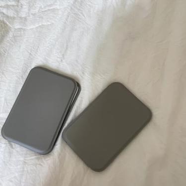 Imagem de Espelho de maquiagem dobrável, espelho portátil de couro PU com suporte ajustável, espelho de bolso ultrafino compacto para presentes de mesa de toucador - cinza