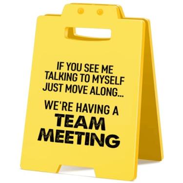 Imagem de Placa engraçada de decoração de mesa de escritório If You See Me Talking to Myself Placa de mesa de escritório decorações de cubículo presentes para colegas de trabalho - amarelo