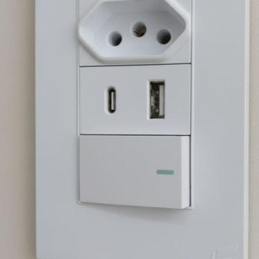Imagem de Tomada De 20 Amperes De Embutir Com Interruptor E USB Com Entrada Tipo