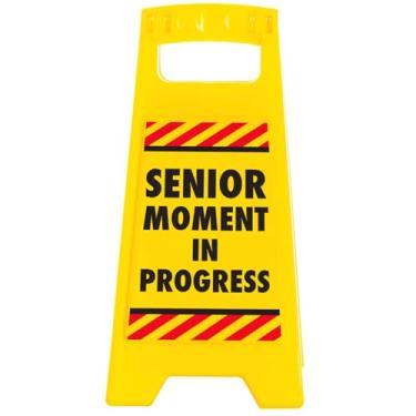 Imagem de Boxer Gifts Placa de aviso de mesa "Senior Moment" | Acessório divertido de mesa | Presente de Papai Noel secreto de colega hilário