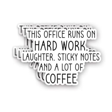Imagem de (3 peças) This Office Runs On Hard Work Laughter Sticky Notes and Coffee Sticker Funny Sayings Citações Caffeinated Worksplace Vinil Decalque para Tumbler Laptop Kindles Garrafas de Água Livros