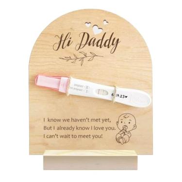 Imagem de GOMAKERER 1 placa de madeira para anúncio de gravidez, lembrança de teste de gravidez de madeira Hi Daddy com base e corda de barbante revelando ao marido e pai como presente para exibição