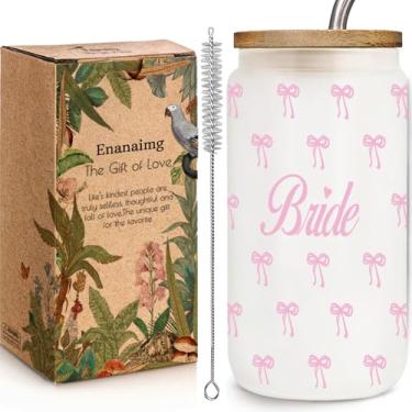 Imagem de Copo de vidro de noiva com laço rosa 473 ml com tampa de bambu e palha presentes de noivado de Natal para noivas mulheres, presente de casamento rosa para noiva, despedida de solteira, copo de laço
