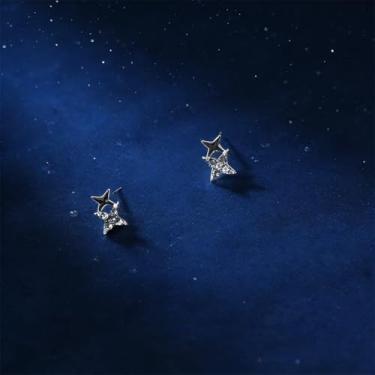 Imagem de Brincos femininos em forma de estrela prata com design de diamante falso, moda e pouplar, mostrando seu charme feminino único, adequado para o dia a dia e qualquer ocasião.