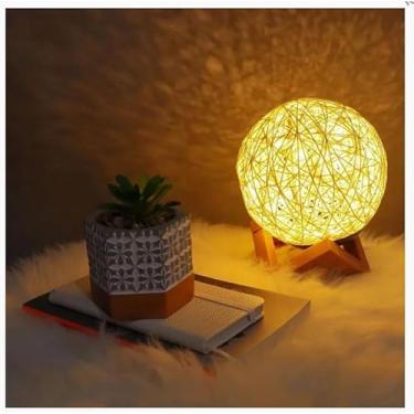 Imagem de Luminária Bola de Barbante LED RGB com Controle Remoto e Base de Madeira – Abajur Decorativo USB Colorido para Quarto, Sala e Escritório (Branco)
