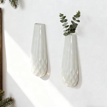 Imagem de DOCFLVAS Vaso de cerâmica de parede — Pacote com 2 vasos pendurados brancos foscos texturizados | Vaso de parede de cerâmica minimalista moderno para hastes únicas e flores secas