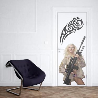 Imagem de Adesivo de Porta Loira Armada 04 - Império da Impressão, P - 70cm x 21