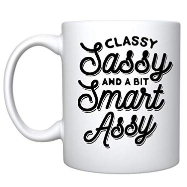 Imagem de Veracco Caneca de café de cerâmica branca Classy Sassy And A Bit Smart Assy Presente engraçado para alguém que ama beber lembrancinha de despedida de solteiro (branca, cerâmica)