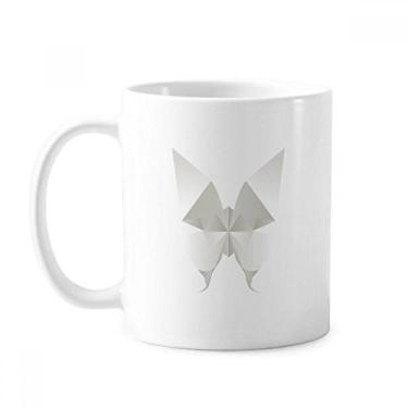 Imagem de Caneca de cerâmica com estampa de origami abstrata de borboleta branca, xícara de porcelana de café
