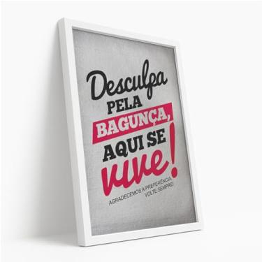 Imagem de Quadro Decorativo Aqui Se Vive Com Moldura Frase Divertida Criativa Agradecimento Bagunça Casa Colorido Humor Bem-Humorado Realidade