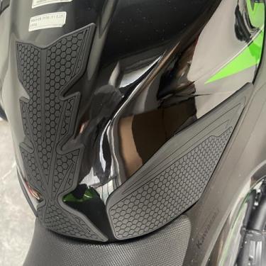 Imagem de Almofadas protetoras para tanque de motocicleta, design de favo de mel antiderrapante, compatível com Kawasaki Ninja250 Ninja400 2018-2024 Z250 Z400 2019-2024 Ninja500 Z500 2024- (preto)