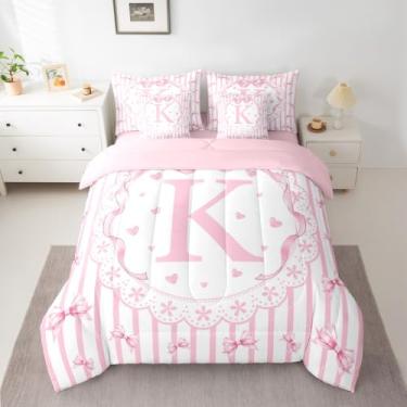 Imagem de jejeloiu Lindo conjunto de edredom com laço, tamanho casal, 7 peças, rosa com inicial K, estampa listrada em uma bolsa com edredom, lençóis, fronhas, capas de almofada, decoração de quarto