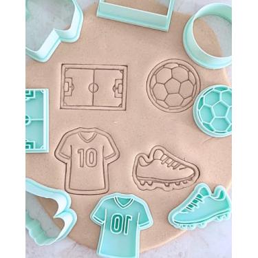 Imagem de Kit Cortador e Carimbo de Biscoito, Tema Futebol, Camisa 10, Chuteira, Campo e bola
