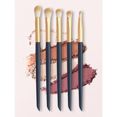 Imagem de 5 pincéis de sombra, corretivo, adequado para aplicação detalhada de maquiagem dos olhos.