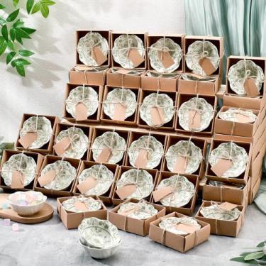 Imagem de SiliFine 96 peças de lembrancinhas de casamento para convidados, conjunto de presentes em massa com design floral de 8,3 cm, mini prato de molho com caixa de cartão para chá de bebê, presente de
