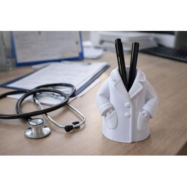Imagem de Porta-Canetas Decorativo em Formato de Jaleco Médico 3D, Branco, Material Pet g, Organizador de Mesa para Profissionais da Saúde consultório