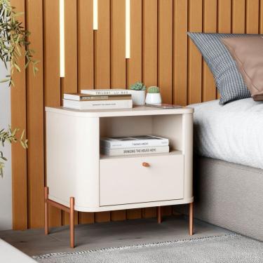 Imagem de Mesa de Cabeceira Curva Tucupí Slim com Pés e Puxador de Metal OffWhite/Bronze