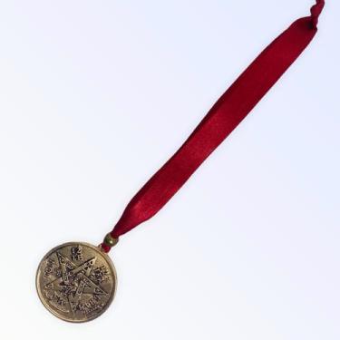 Imagem de Tetragramaton metal dourado 4cm fita vermelha para parede - Lua Místic