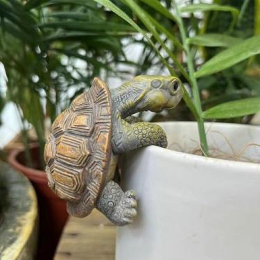Imagem de Dingzhidiy Cabide de vaso de plantas com figura de tartaruga, estátua de tartaruga escalada de resina, decorações de plantas para vasos, animais fofos, vasos de flores, estatuetas para casa, jardim