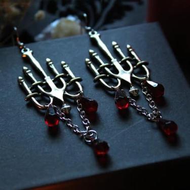 Imagem de 2 brincos pendentes estilo castelo vampiro