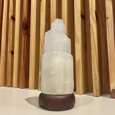 Imagem de Luminária Selenita Bruta 20cm - Base de Madeira Escura - Bivolt - Patu