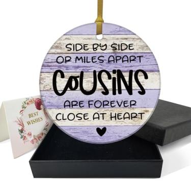 Imagem de REWIDPARTY Enfeites engraçados de primos – Cousins are Forever Close at Heart – Ornamento de cerâmica redondo de 7,6 cm com fita dourada, caixa de presente – decoração de árvore de Natal – presente de