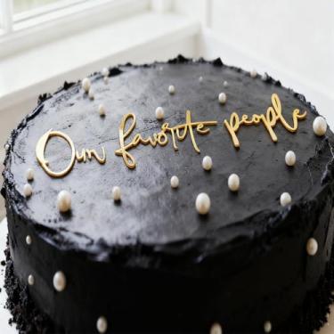 Imagem de Our Favorite People Wedding Cake Topper, Gold Acrylic Script Design, Decorative Party Supplies for Wedding/Engagement/Bachelorette/Marriage Party Decorations