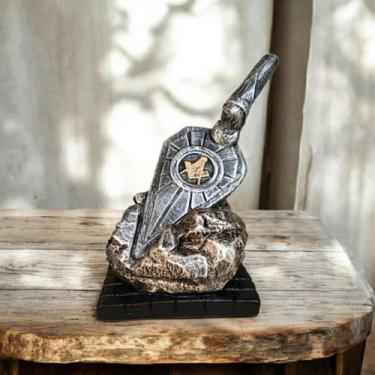 Imagem de Estatueta TROLHA COLHER DE PEDREIRO MACONICA de Resina - Decore Casa
