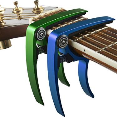 Imagem de Capo de guitarra (pacote com 2) para guitarras acústicas, ukulele, banjo, bandolim, baixo - feito de metal de alumínio ultraleve (34 g!) para instrumentos de 6 e 12 cordas - Nordic Essentials (verde +