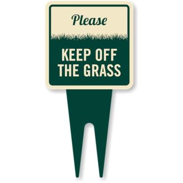 Imagem de SmartSign Placa de estaca Keep Off The Grass Yard 15,2 cm x 30,5 cm, placa composta de alumínio de 120 mil com sobretudo para fora, placa quadrada com estacas de solo integradas, verde/marfim, feita