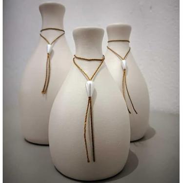 Imagem de Kit Trio 3 Vaso Decorativo Garrafa Kit DecoraçãO CerâMica Sala Mesa Cozinha Banheiro Jarros Decorativos Para Sala(BRANCO C/COLAR GOTA PEROLA)