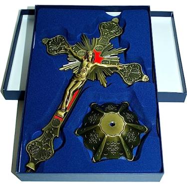 Imagem de Holy Land Market Crucifixo de mesa de altar - decoração de igreja ou casa - Enfeites esmaltados (30,5 cm, latão/pedras vermelhas)