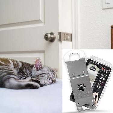 Imagem de Fecho de porta ajustável TheDoorLatch. Mantém os cães fora da areia. Mantém a porta aberta para gatos. Instalação super fácil. Alça para porta de gato. Caixa de areia à prova de cães.LatchAdoor Products Adjustable 3.5" to 4.5" opening metálico DL-A
