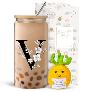 Imagem de Copo de vidro com monograma com tampas e canudos, conjunto de presente personalizado com boneca, xícara de café gelado de 473 ml para mulheres, presente de aniversário, Natal, Dia das Mães para ela, V