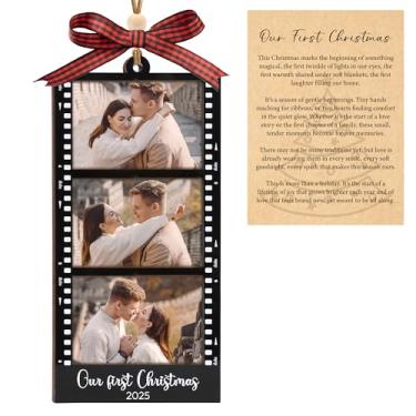 Imagem de Moldura de enfeite de Natal 2025, enfeite de Natal de madeira 2025, enfeites de moldura de 16,8 x 7,9 cm para árvore com filme de proteção transparente, enfeites de fotos para família, amigos