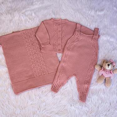 Imagem de Kit Saída Maternidade 3 Peças com Jardineira, Casaco e Manta Tricot Unissex Off White, 100% Poliéster Hipoalergênico, Manta 75x75cm, Recém-nascido (Rosa Prata, RN)