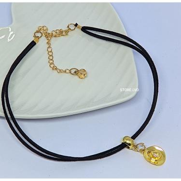 Imagem de Colar Cordão Camurça Feminino com Pingente Chapéu Dourado Folheado Ouro / Choker Couro Mulher Peoa Country Tendência
